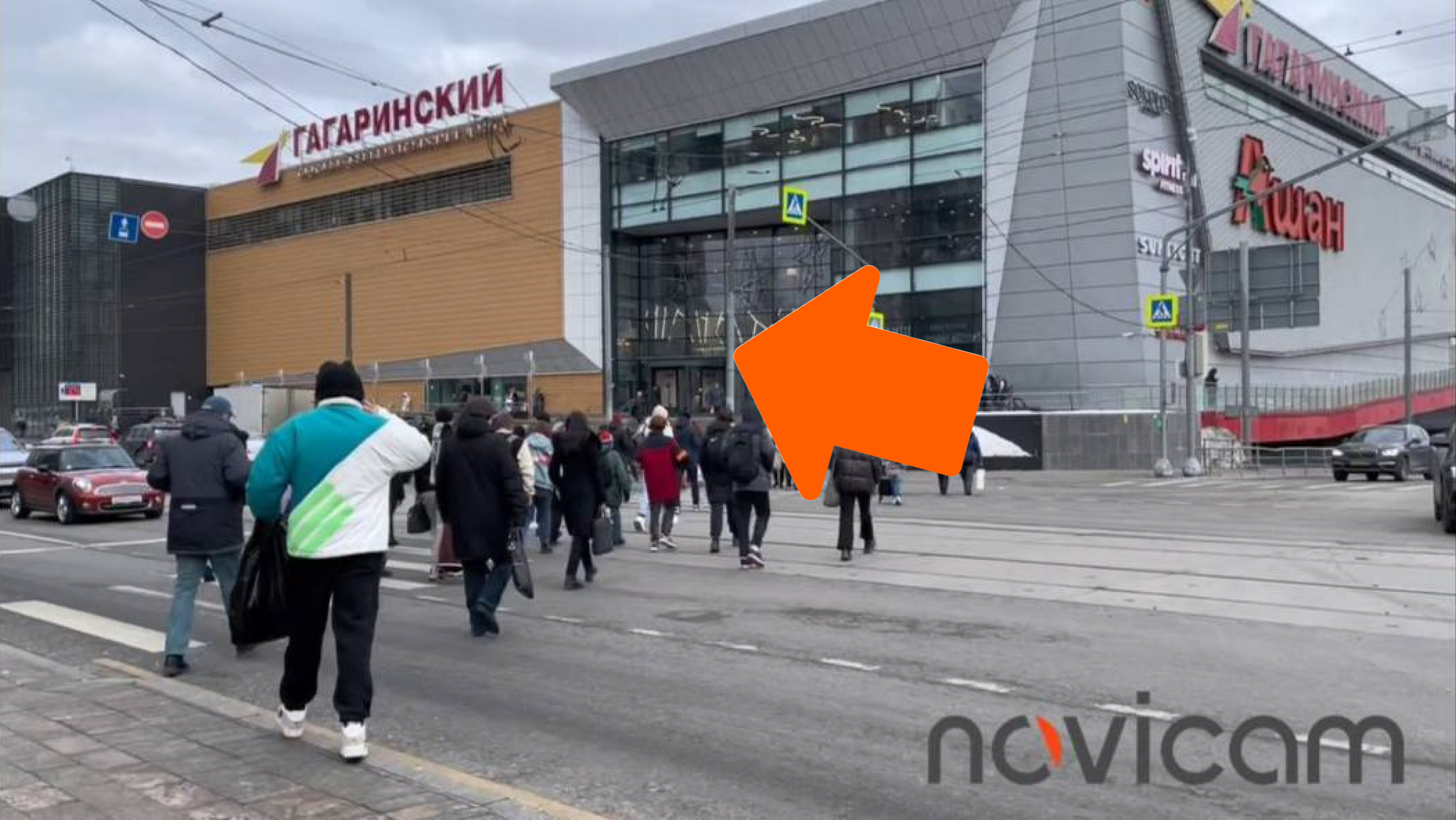 перейти дорогу к ТЦ Гагаринский, повернуть налево
